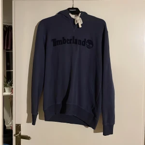 Timberland Hoodie - Marinblå hoodie med luva från Timberlake  Strl l men passar mig som vanligtvis bär storlek M