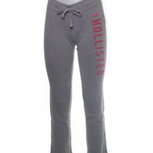 Mjukis byxor  - Lågmidjade bootcut mjukisbyxor från hollister/sellpy💞 Passar bra i längden på nån som är runt 165 neråt 