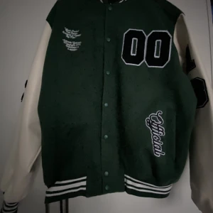 Jacka - Grön+vit baseball jacka  Använd fåtal gånger-nyskick Köpt för 1000 kr 