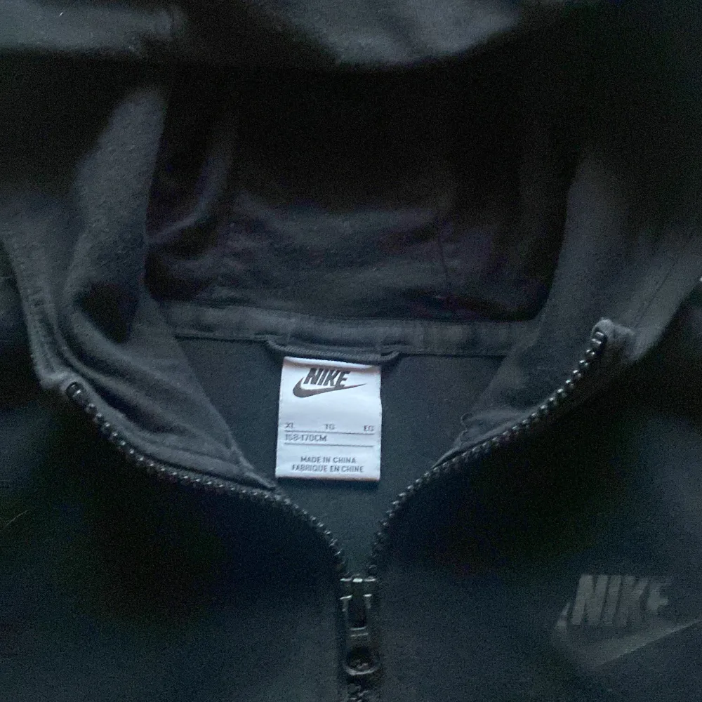 Säljer min svarta Nike tech fleece som köptes på jd sports i England. Precis som ny har bara använt den ett fåtal gånger. Pris kan diskuteras . Hoodies.