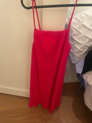 Rosa klänning från zara. - Superfin klänning köpt på zara. Sparsamt använd och är i jättefint skick. Pris kan diskuteras🫶🏼