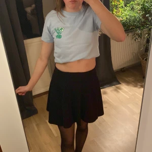 T-shirt obey - Så cool men kommer tyvärr inte till användning längre. Har en lika blomma som fram fast större, på baksidan 💚