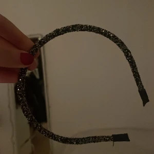 Glitter diadem  - Säljer mitt glittriga diadem, super fint nu till jul och nyår 