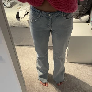 Lågmidjade jeans  - Säljer dessa efter jag rensat garderoben, mycket fina o bra skick men kommer inte längre till användning🤍