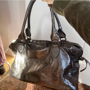 Väska - Supersnygg silvrig väska