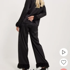 Kostym sett i satin - Jättefint sett i satin med fjäder armar och ben!  Aldrig använt! Ny pris 1099kr