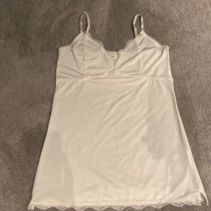 linne - Jättefint vitt linne från culture med spets detaljer. I storlek S. Jätteskönt material. 💕 