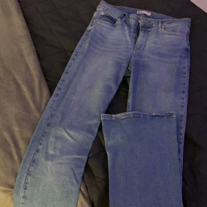 Bootcut jeans  - Ljusblåa bootcut jeans från Gina, stora i midjan, välanvända