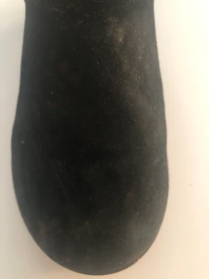 Fake uggs - Fake uggs knappt använda. De har några färg fläckar på ena skon.  Storlek 36/37