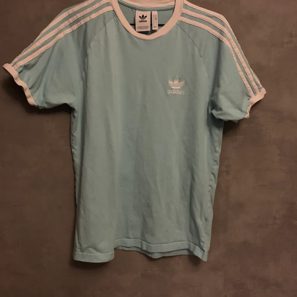 Säljer denna blåa adidas tröja i strl M då den inte kommer till någon användning . T-shirts.