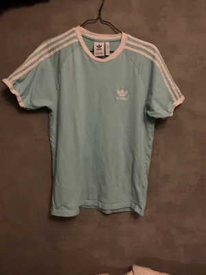 Adidas tröja blå M - Säljer denna blåa adidas tröja i strl M då den inte kommer till någon användning 