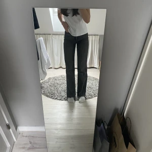 Zara jeans  - Säljer dessa gråa/svarta jeansen från Zara i fint skick. Är storlek 34 men är något stora💕