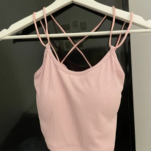 Rosa topp - Ljusrosa topp med snörning som korsar i ryggen, har inlägg vid brösten. Storlek onesize 💗