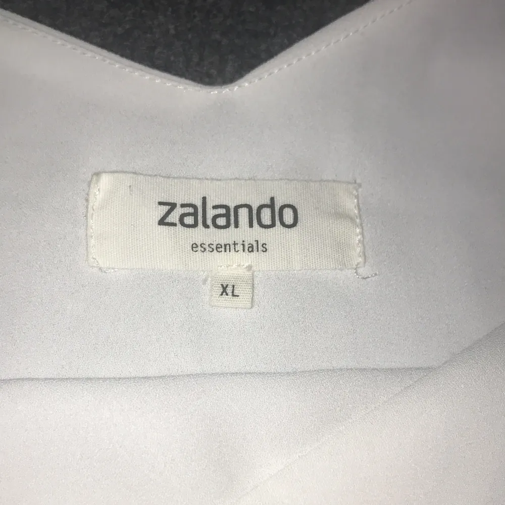 Säljer ett linne från zalando i storlek XL Jag säljer detta linne för att det var ALLDELS för stort. . Blusar.