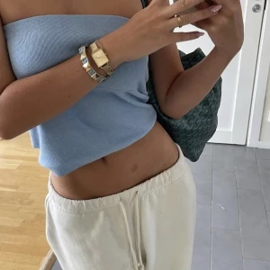 Nitarmband  - Intressekoll! På detta nitarmband med guldiga nitar och jeanstyg. Eventuell påbörjad tillverkning av dessa om det finns stor efterfrågan! Vid intresse skicka privat eller kommentera.