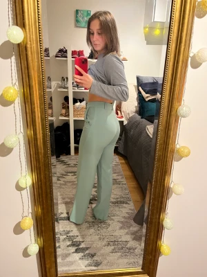 madlady byxor s l30 - suuupefina madlady byxor som inte längre används lika mycket. dem är alltså använda men i superfint skick. 77,5 i innerbenslängd. passar en s/36. frakt tillkommer 💚