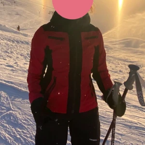 Röd skidjacka - Superfin röd/svart skidjacka ifrån Everest! Använd några få gånger!Frakt tillkommer ❤️