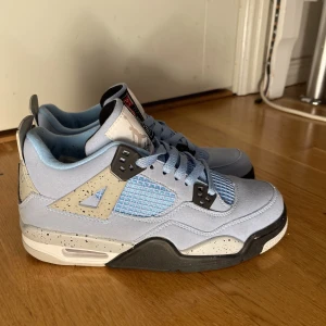 Air Jordan 4 Retro University Blue - Hej, säljer mina Jordan 4 i färgen Retro Univerisy blue (GS) i storlek 38. Skorna är använda 2 gånger. Hör av er för frågor och intresse💕
