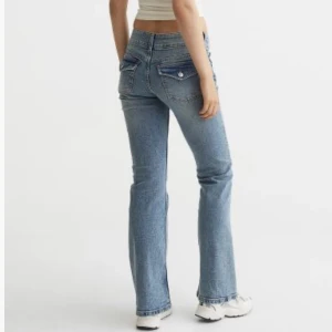 Flared low Jeans ficka bak - Jag säljer dessa Jeans från hm så de är för stora för mig. 💕De är helt i nyskick och är bara använd några få gånger. De är små i storleken då de passar mig som har storlek M/L. Jag kan skicka dem eller mötas upp. Betalning sker innan jag skickar varan💗