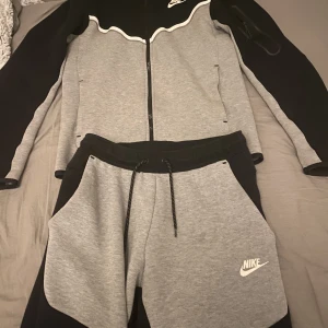 Nike tech dress - INTRESSEKOLL!!! Tröjan är i XS och byxor i S  9/10 kvalite   Ny pris 2500kr mitt pris 2000kr