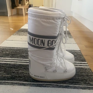 Moonboots - ❗️Lägger upp igen pga oseriös köpare❗️ Säljer mina moonboots som inte kommer till användning, fint skick, storlek 35-38 men passar mig som har 39. Kan skicka snabbt, buda endast om ni är seriösa💗frakten ingår inte ❗️köp direkt för 900❗️