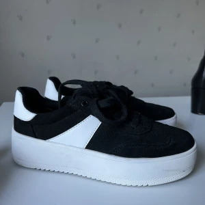 Skor - Fina och sköna skor. Inte så höga så som ser ut på bilderna.