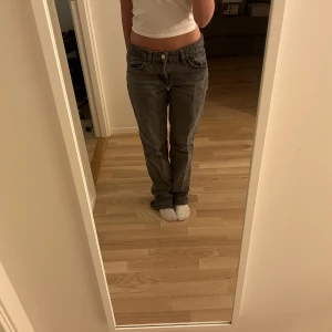 Zara low rise jeans - Gråa jeans som är slutsålda💓 storlek 38 säljer för att den är lite för stora för mig 