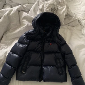 Ralph Lauren jacka - Snygg jacka köpt för 2300 för inte alls länge sen! Storlek barn XL men är som en vanlig xs🙌🏼Betalning sker ENDAST via swish! 