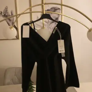 En fin stickad svart klänning vad lång. Oanvänd.