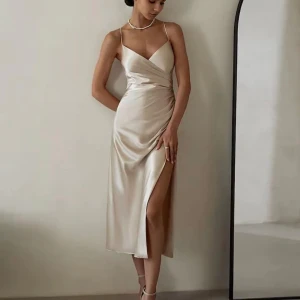 Klänning - Beställde hem ett antal alternativ balklänningar och tyckte att denna va såå fin men hittade en som passade lite bättre. Tänkte kolla om någon vill köpa den av mig eller om ja ska lämna tillbaka den☺️ passar bra till alla möjliga tillfällen! Ordinare pris: 739kr.