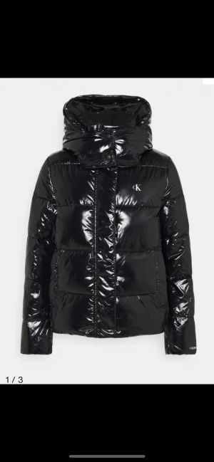 Calvin Klein Jacka  - Säljer min snygga jacka från Calvin Klein i storlek S. Jättevarm, perfekt till hösten/vintern. Köpt förra hösten och säljes pågrund av att den inte kom till användning därav NYSKICK!! Köpt för 2195:- säljer för 1400:-