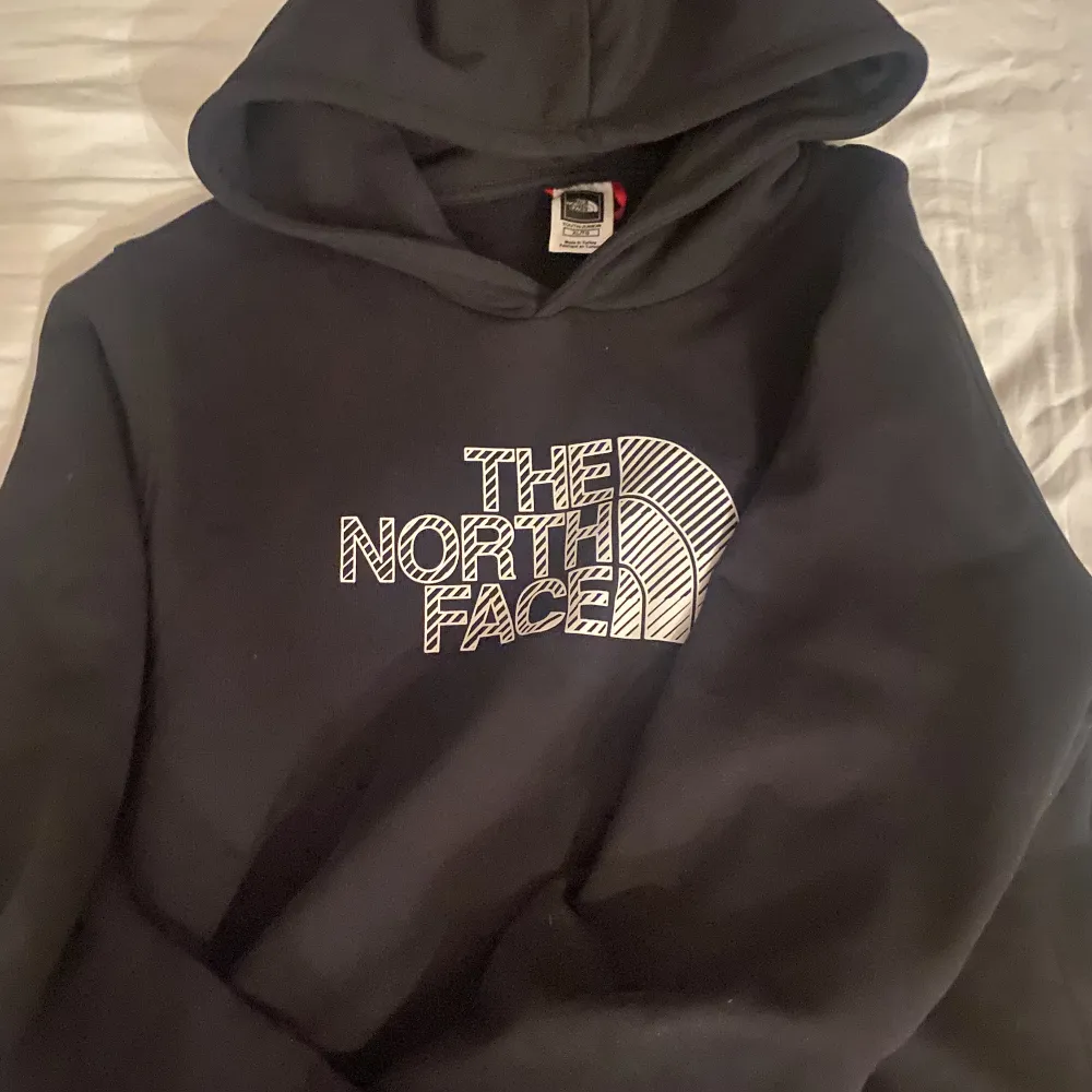 Svart north face hoodie har bara testats på helt i ny skick. Storlek Xl junior men passar också XS/S. Hoodies.