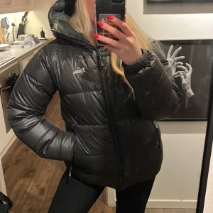 Tierra dunjacka  - Säljer min tierra jacka! Nypris 3499kr :) Den är sjukt varm och skön och i bra skick, förutom en liten rispa som blev förra året, men lagat som inte syns om man inte granskar!!:) köptes för 2 år sen