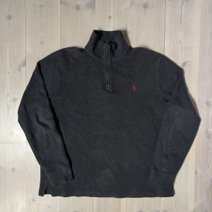Ralph Lauren half zip - En riktigt snygg zip tröja från Ralph lauren. Riktigt snygg färg. Storlek L sitter som en lite större L och ser inga större fel på tröjan.