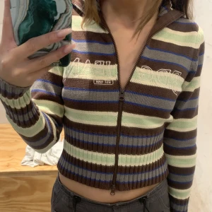 Urban outfitters stickad zip up - Säljer denna jättefina nästintill oanvända slutsålda stickade zip up jättevarm och skön till vintern. Riktiga Gilmore girl vibes tajt och smickrande passform. Säljer då jag har många liknande! Köpt för 599 kr