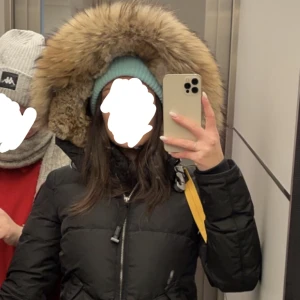 Parajumpers Longbear Svart i strl XXS - Säljer min Parajumpers Longbear i färgen svart, storlek XXS. Jackan är i mycket fint skick och har kemtvättats en gång (kan bli kemtvättad igen!)  Kvitto/orderbekräftelse på jackan finns. Köptes för 9 199kr på Johnells. Pris kan diskuteras!