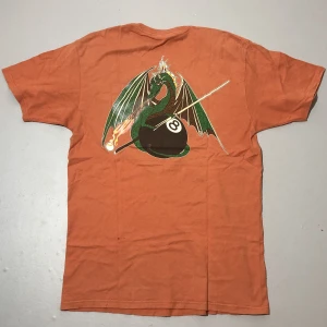 Vintage Stussy T-shirt M - Vintage Stussy T-shirt Pool Dragon Storlek M Obs finns en liten fläck på framsidan och ett litet hål där bak, annars är den i bra skick. Köpare står för frakten, 