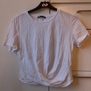 vit topp - Fin, vit topp från zara med en liten knut längst ner💕bra skick! Storlek står M, men skulle säga passar S/M