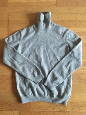 J.Lindeberg 'Merinowool' polotröja - Inköpt för 1400kr, använd 1/2 gånger då den råkades tvättas varmt och krympte. Ullet är mjukt och fint och det finns inga som helst tecken på användning. Står storlek L men är nu snarare en S. Väldigt varm och skön.