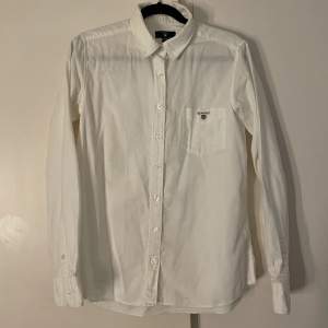 Fin skjorta från Gant. Sparsamt använd och i superfint skick! Storlek 146-152 (11/12 år) men mer som en XS.