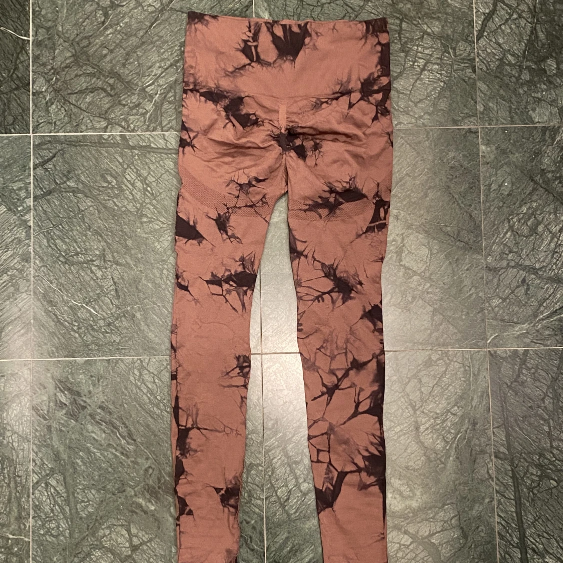 Träningsleggings med scrunch - 90