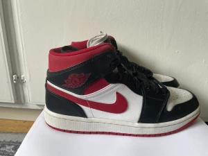 Jordan 1 mid gym red - Jättebra skick och allting följer med, Tveka inte på att ställa några frågor.strl 42. Kan ej skickas