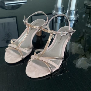 Skor - Säljer mina balskor som är använda en gång så därav i perfekt skick. Älskar klacken och väldigt bekväma att gå i under en lång tid💓💓 23cm