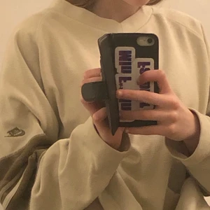 Vintage Nike Sweatshirt - En riktigt mysig Vintage Nike Swaetshirt i storleken XS men passar mig som har S. Sparsamt använd, har endast använt den några gånger. Nike märket är fint broderat in i tyget på höger ärm. Tillverkades 1971! Svårt att få tag på samma modell. DMa för fler bilder❤️                                                                                  NYPRIS: 600-900