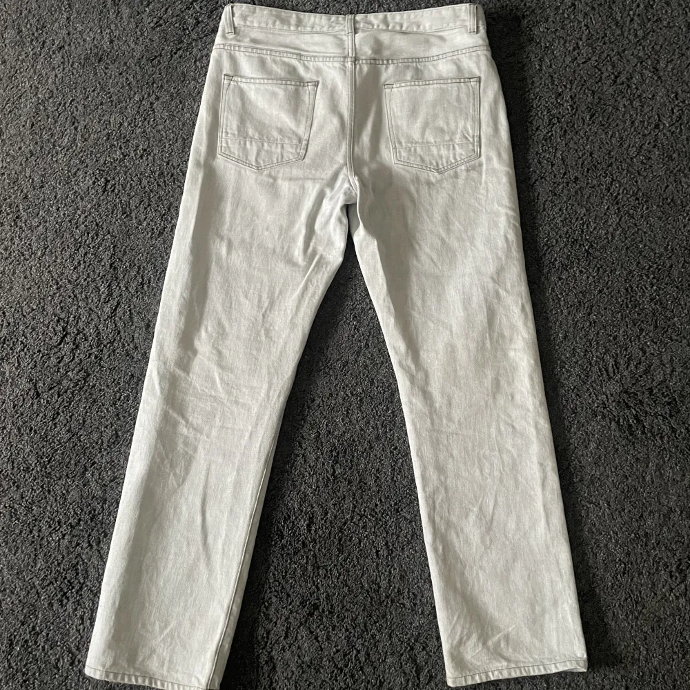Ljusgrå jeans i avslappnad passform från Natural Selection London, köpta för 1899 på Farfetch. Fint skick. . Jeans & Byxor.