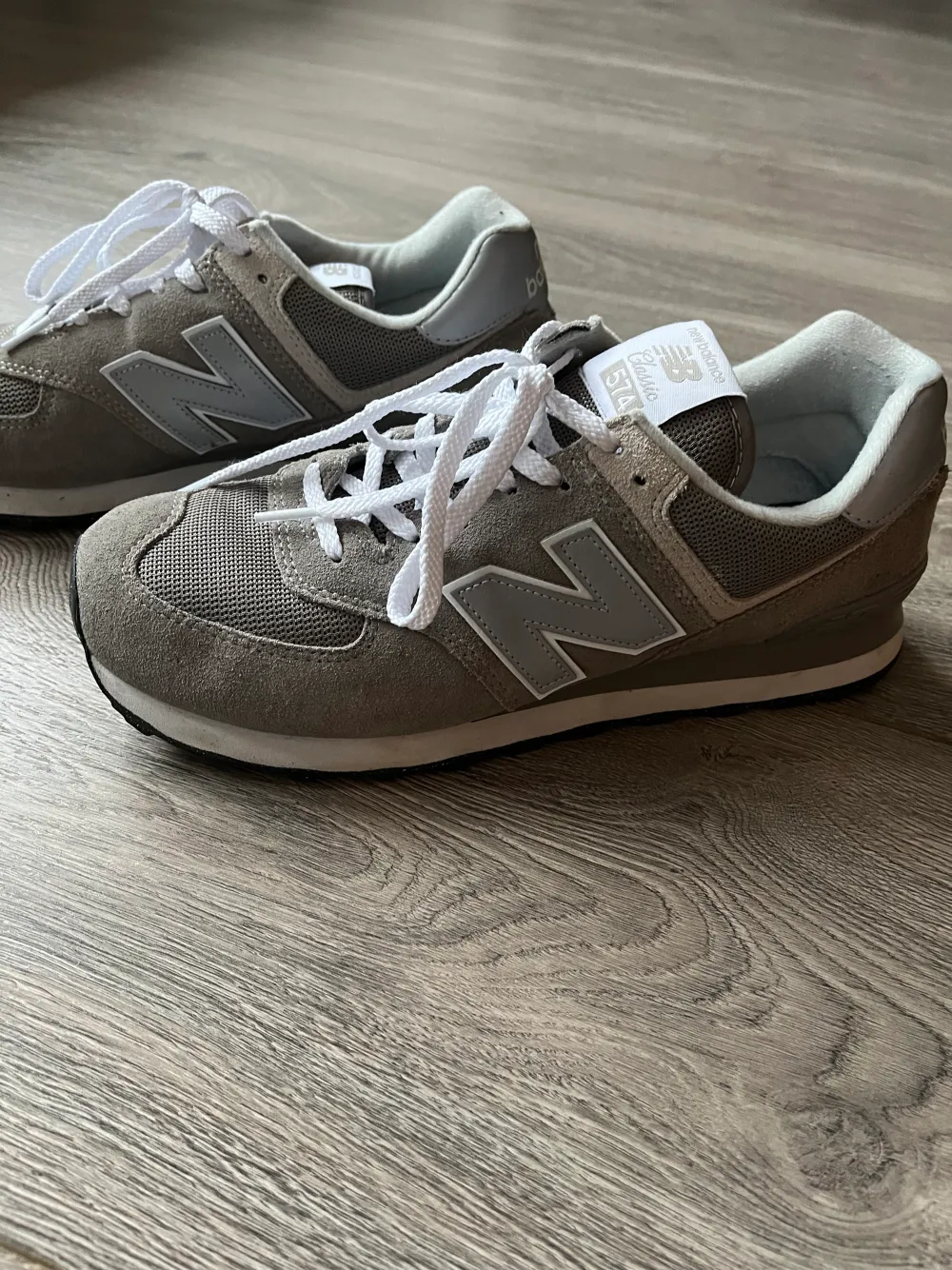 Säljer mina New balance 574 skor Riktigt snygga skor Nästan aldrig använda därav säljer jag dem! Storlek 43 men kan funka för någon med storlek 42   Pris kan diskuteras vid snabb affär! . Skor.