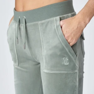 juicy - Ljusgröna juicy couture. Säljer både tröjan och byxorna. Kan både sälja och byta till en annan färg.  Hela settet är storlek S