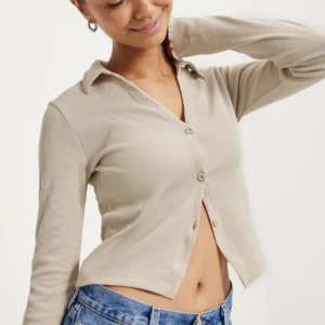 Tröja - Storlek S, jättefin beige tröja, säljs då den inte kommer till användning.