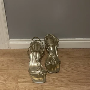 Guldiga klackar - Ett par super fina klackar perfekt till nyår 🎉 