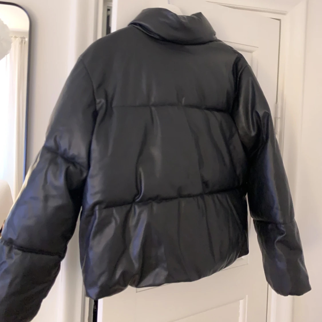 Vero Moda pufferjacka i svart - 91